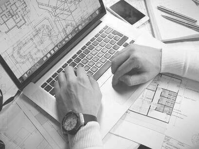 Dettaglio delle mani di una persona a lavoro al computer