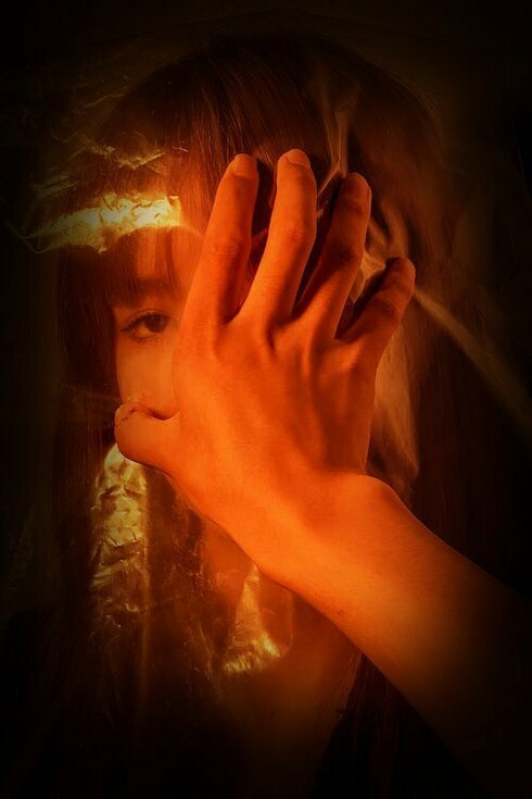 La realtà è un quadro divisionista: se ci stiamo troppo vicini, se siamo immersi in essa, non riusciamo a distinguerne le forme, non possiamo mettere a fuoco l’immagine