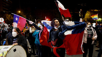 Ciudadanos chilenos festejan el resultado del plebiscito en las calles de Santiago