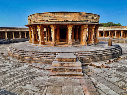 The Chausath Yogini Temple at Mitaoli (also known as Mitawali or Mitavali) is a circular, open-air hilltop Hindu temple dedicated to the goddess tradition. Located near the Bateshwar site, which features around 200 Hindu temples, and the Padhavali site with its intricately carved Shiva temple, it stands as a remarkable testament to India's rich spiritual heritage