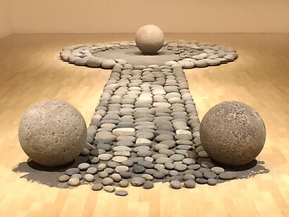 Rafael Ottón Solís; Diálogo con el silencio, 2024. Instalación con piedras de río y esferas originales prehispánicas. Foto de autor