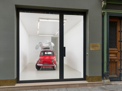 Elmgreen & Dragset, Les fous d’en face, exhibition view. Courtesy of Galerie Max Hetzler