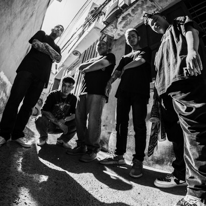 Gang di giovani: "Ma come, non ti impressiona sapere che rubo e spaccio? Di solito le persone scuotono la testa o cercano di allontanarsi quando racconto della mia vita..."