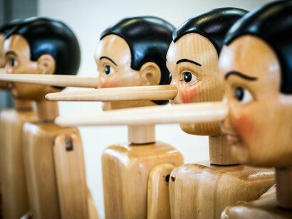 El mitómano, como Pinocho, no puede controlar la mentira; el político miente a sabiendas 