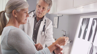 Una mujer acude a una revisión médica para comprobar el estado de sus huesos