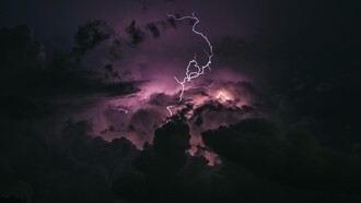Fulmine tra le nubi nere. Viviamo in un tempo buio perché i lumi della cultura si sono affievoliti, e la loro luce raggiunge a malapena pochi fortunati