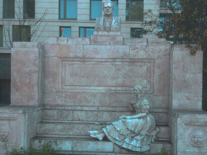 No quiero irme al otro mundo con el cerebro lleno de no sé cuántos planes y proyectos que deseo que se realicen. Monumento a Juan Valera,1928, Madrid,  España