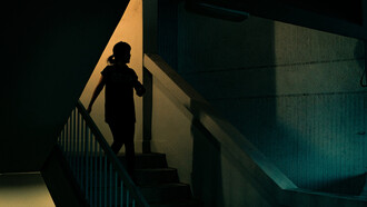 Mujer y su sombra, bajando por las escalera