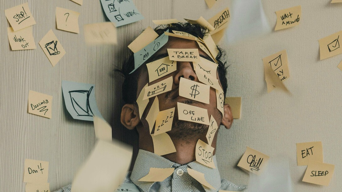 Em vários aspectos a vida atual é inegavelmente mais desenvolvida como na medicina, na higiene e no conforto material. Entretanto, nem tanto esforço é dedicado à questão do bem-estar humano. Será que a vida moderna torna as pessoas satisfeitas com sua existência? Num primeiro momento a discussão não parece fazer sentido, afinal, se hoje é mais rico, saudável e confortável é óbvio que seria mais feliz também. Porém, não é tão fácil responder à pergunta. Estudos da psicologia apontam que bens materiais trazem uma satisfação apenas momentânea às pessoas, sendo logo esquecidas. Portanto, um mundo mais rico não é necessariamente mais feliz