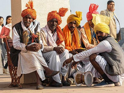 Gruppo di uomini indiani: "...l'evoluzione intorno al sistema delle regole sociali e quindi alle tradizioni, è talmente forte che facciamo quasi fatica a non pensarci all'interno di una tradizione"