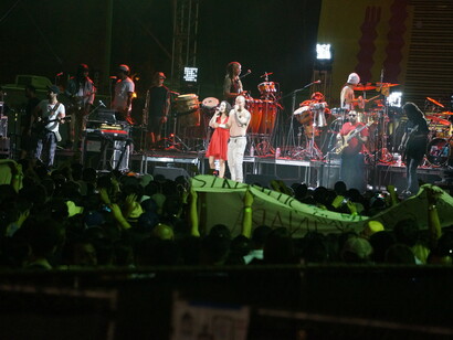 Calle 13 y el público piden justicia para Ayotzinapa en Supersónico