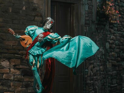 O instrumento musical ocupa lugar de destaque na performance, cuja atmosfera dramática é reforçada pela iluminação e pelo cenário de pedra. No artigo, a música acompanha momentos de evocação, encontro e despedida, ligando as experiências individuais à passagem do tempo