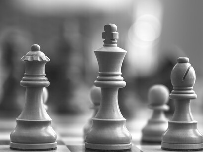 Essa diversidade de clientela e de cenários me deu uma perspectiva única, quase um telescópio para observar as constantes da natureza humana. É irônico: vivemos na era da informação instantânea, do avanço tecnológico que nos prometeu a utopia da transparência e da desconstrução. Contudo, quanto mais a casca do moderno se solidifica, mais evidente se torna o núcleo imutável da psique humana