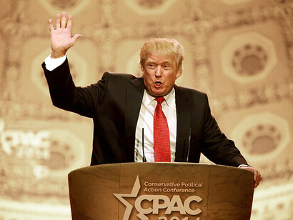 Donald Trump s'exprimant lors de la Conférence de l'Action Politique Conservatrice (CPAC) 2014 à National Harbor, Maryland, le 6 mars 2014. Photo de Gage Skidmore