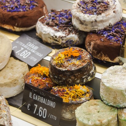 Formaggi pregiati, frutta delicata, spezie e zucchero potevano così assumere il valore di beni di prestigio, oltre a quello gastronomico
