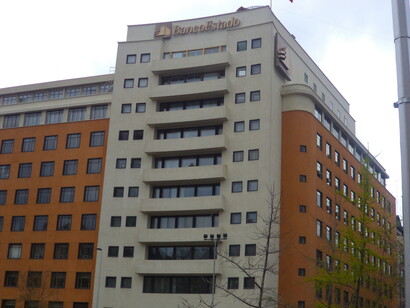 En "La fábrica del hombre endeudado", el filósofo italiano Mauricio Lazzarato da una ilustrativa reflexión de cómo la deuda se ha convertido en la forma más eficiente de realizar una sideral transferencia de recursos desde los Estados y desde las personas comunes y corrientes hacia la minoría supermillonaria. Casa matriz del Banco del Estado, 2013,  Santiago, Chile