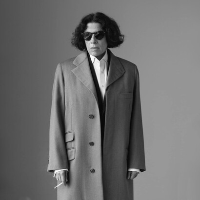 A diferencia de la celebridad algorítmica, el prestigio de Lebowitz no depende de la exposición constante, sino de una voz reconocible que resiste la lógica de los quince minutos