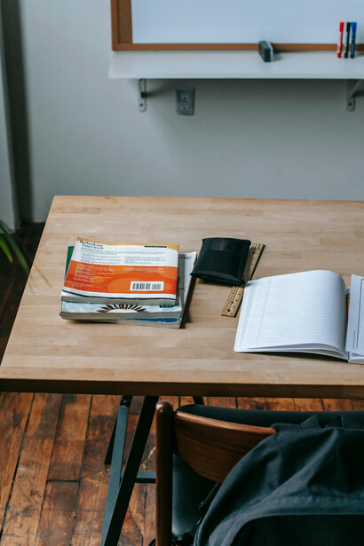 Aula de una escuela donde los estudiantes dejaron sus pertenencias. Existen varios tipos de aprendizaje: cognitivo, habilidoso, emocional, entre otros enfoques que se ajustan a diferentes contextos y objetivos