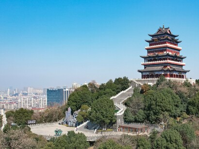 Vista panorâmica do Pavilhão do Príncipe Teng cercado pelos edifícios da cidade. A cena remete à continuidade histórica que conecta o passado imperial à ascensão contemporânea da China
