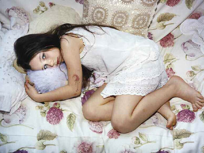 Chica desocupada de clase alta