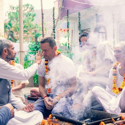 Giovani in un ritiro di yoga a Rishikesh, India: "...massa eterogenea di giovani occidentali decisamente pasciuti ed eleganti, tutti con il pallino dell’illuminazione, sicuramente senza il problema della sopravvivenza"