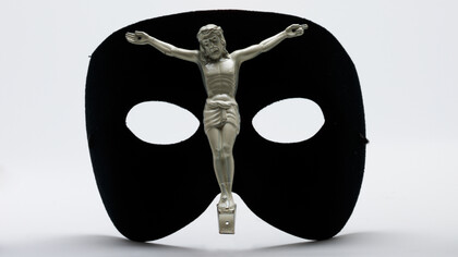Alexander McQueen, Mask, Victoria and Albert Museum