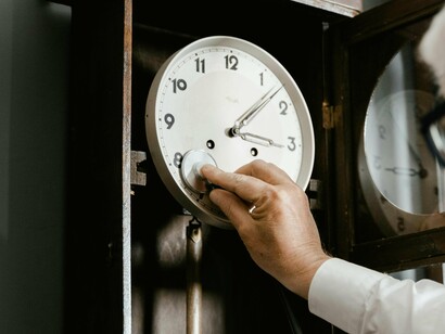 Médico ausculta relógio. O ponteiro estava preso em um instante — um instante de uma dor tão profunda que ele nunca tivera coragem de revisitar. O relógio não girava desde então, mas ele disfarçava bem: não vivia, apenas existia