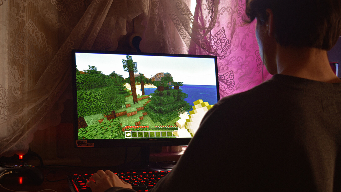 Garoto joga partida de Minecraft, famoso jogo de construção em um mundo aberto