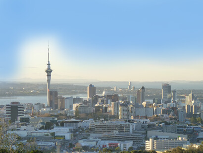Lo asombroso fue darme cuenta de que uno puede vivir tres veces el mismo día… y en cada uno de ellos, encontrar una nueva forma de estar presente.  Horizonte de Auckland, Nueva Zelandia