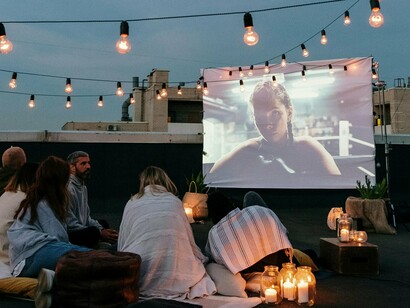 O cinema nunca foi apenas a experiência de ver um filme: é também um espaço de sociabilidade e de cultura. Frequentar a sala costumava ser o grande programa do fim de semana, evento para o qual as pessoas se preparavam; era ponto de encontro de jovens e famílias, uma oportunidade de se encontrar e conviver


