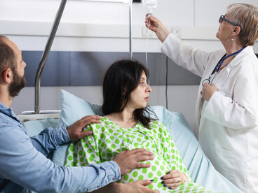 Dilatación. En esta etapa, las contracciones se vuelven regulares en duración y tiempo, y van aumentando gradualmente en intensidad. El cuello del útero está completamente borrado, y la dilatación aumenta desde los 3-5 cm hasta los 10 cm, momento en el que se considera que la dilatación está completa