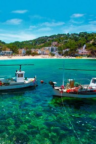 Pequeñas embarcaciones de recreo frente a las costas de Ibiza