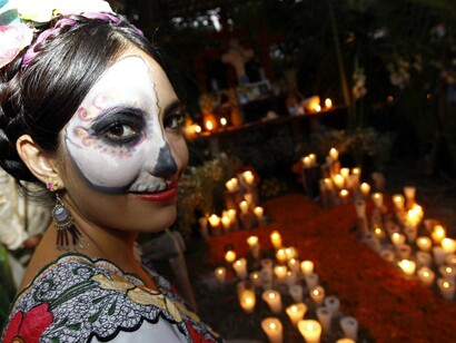 El altar del Día de Muertos consta de distintos escalones que representan el ascenso del alma en el otro mundo