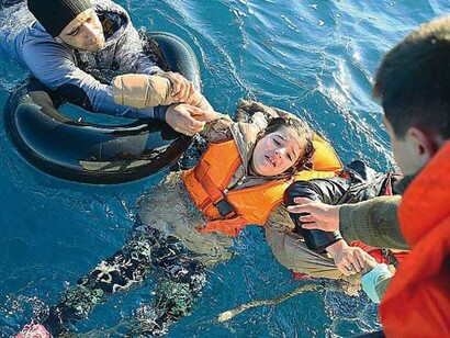 Una bambina viene salvata dalle acque gelide