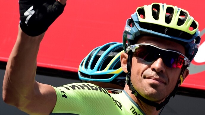 Alberto Contador saludando a sus seguidores