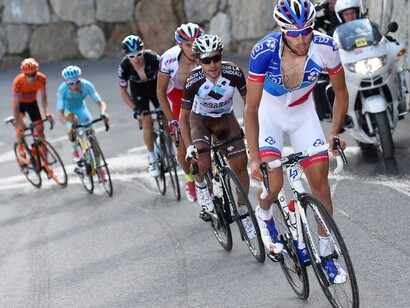Thibaut Pinot tirando de un grupo de escapados