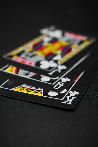 Carte da gioco. «Ti hanno anche detto che a carte non perdo mai»