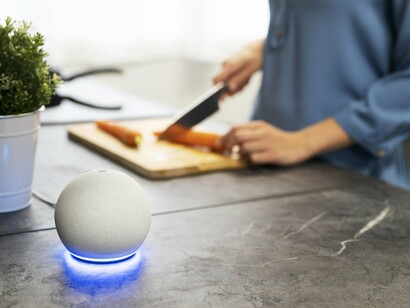 Alexa propõe receita a usuária. Nas nossas casas, podemos recordar a Siri, da Apple, e a Alexa, da Amazon, que utilizam a IA para responder a perguntar e a pedidos personalizados que lhes fazemos, desde perguntar a temperatura para o dia em qualquer parte do mundo, a pedir uma que reproduza uma música, definir um lembrete, um alarme ou até mesmo pedir que nos conte uma história