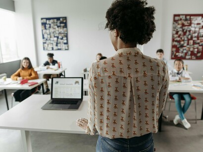 Alunos acompanham atentos as orientações da professora durante a aula. O verdadeiro papel da educação é preparar para enfrentar desafios, e não eliminar todo desconforto do percurso