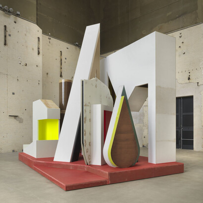Exhibition view "Plateau mit Halbfigur“, Photo: Jens Ziehe, © Thomas Scheibitz / VG BILD-KUNST, Bonn, 2018