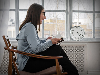 Terapeuta rí ao escutar seu paciente em uma sessão de terapia que terminou bem após momentos de tensão
