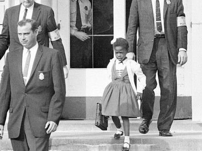 Debido a las amenazas y la violencia en su contra, los alguaciles federales escoltaron a Ruby Bridges, de 6 años, hacia y desde la escuela William Frantz, que anteriormente era exclusiva para blancos