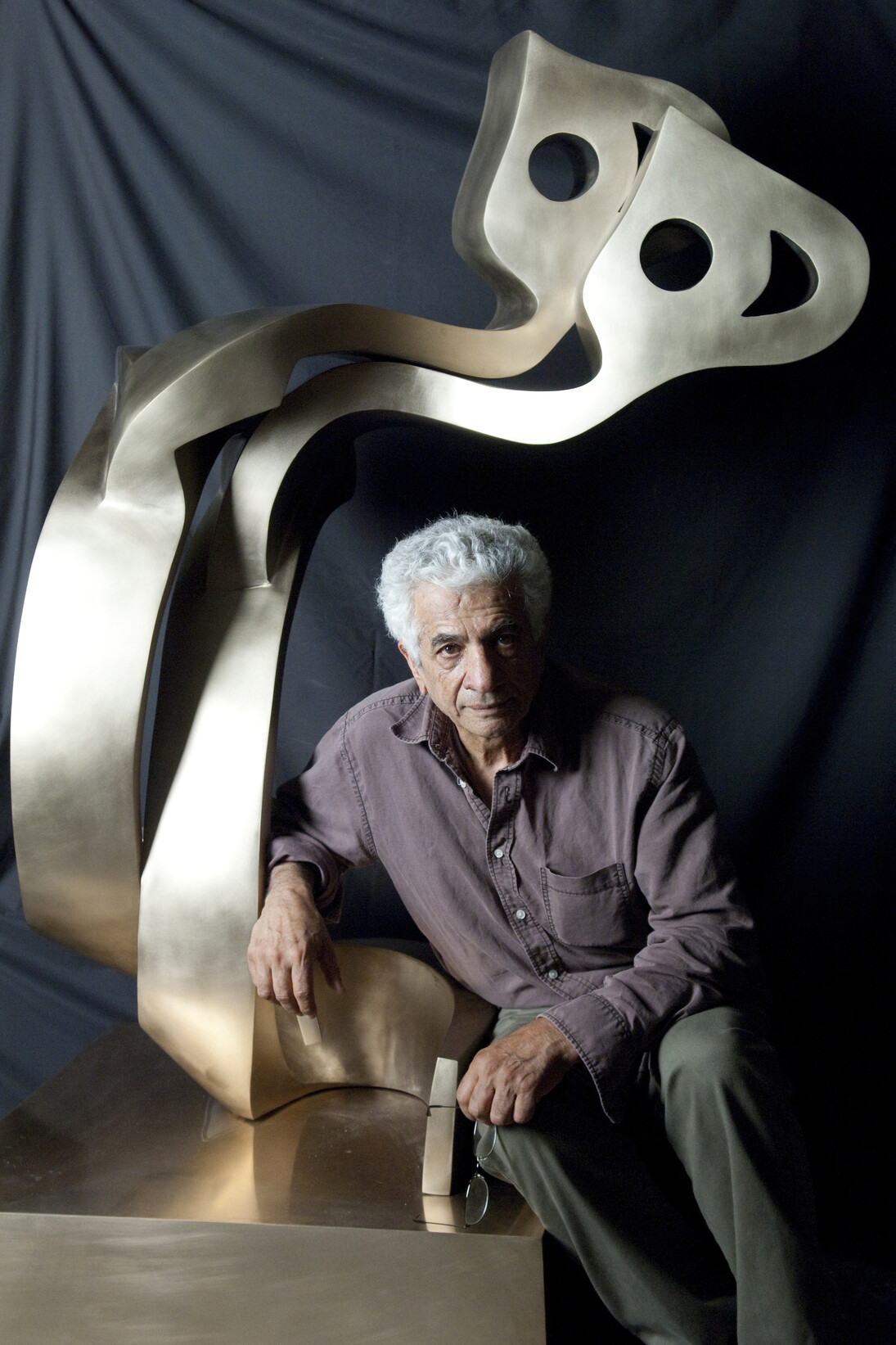 Davis Museum. Parviz Tanavoli, Heech Lovers (with the artist). Photo by John Gordon (300)