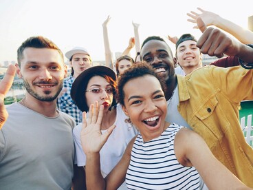 La ricchezza di una persona non si misura soltanto da ciò che possiede, ma dalla qualità della rete umana che la sostiene nei momenti di cambiamento