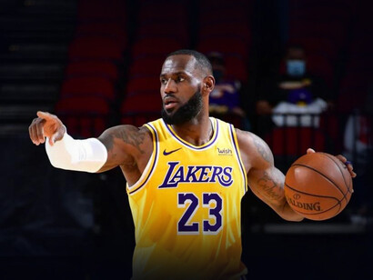 LeBron James, jugador de baloncesto en Los Ángeles Lakers (desde 2018) y cuenta con 4 anillos de campeón de la NBA