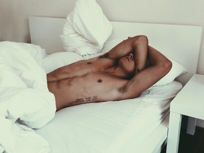 Hombre tirado en la cama