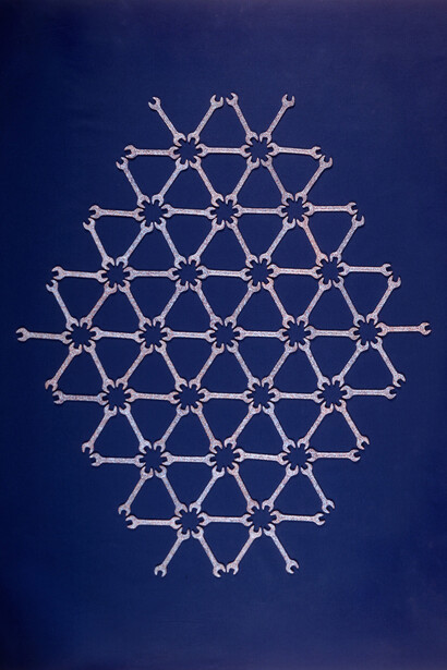 Ora et Labora. Tempera acrilica su metallo, 198 x 154 cm -  86 chiavi inglesi 16 x 3 x 0,4 cm cad., 2004

