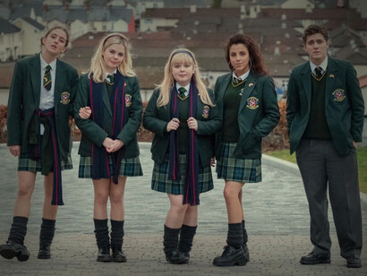 Fotograma de la serie de televisión «Derry Girls», galardonada como mejor comedia en los Premios de la Televisión Irlandesa de 2018 y en los de la Royal Television Society de 2019