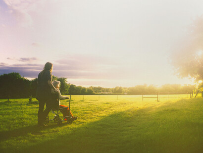 Las familias se reunían alrededor de las tumbas de sus seres queridos