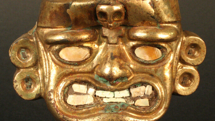 Máscara antropomorfa. “Ai Apec”

Materiales: Metal

Tardío 0 - 500 d.C. Estilo Vicus/Moche.

Medidas: 73 mm de alto, 93 mm de ancho